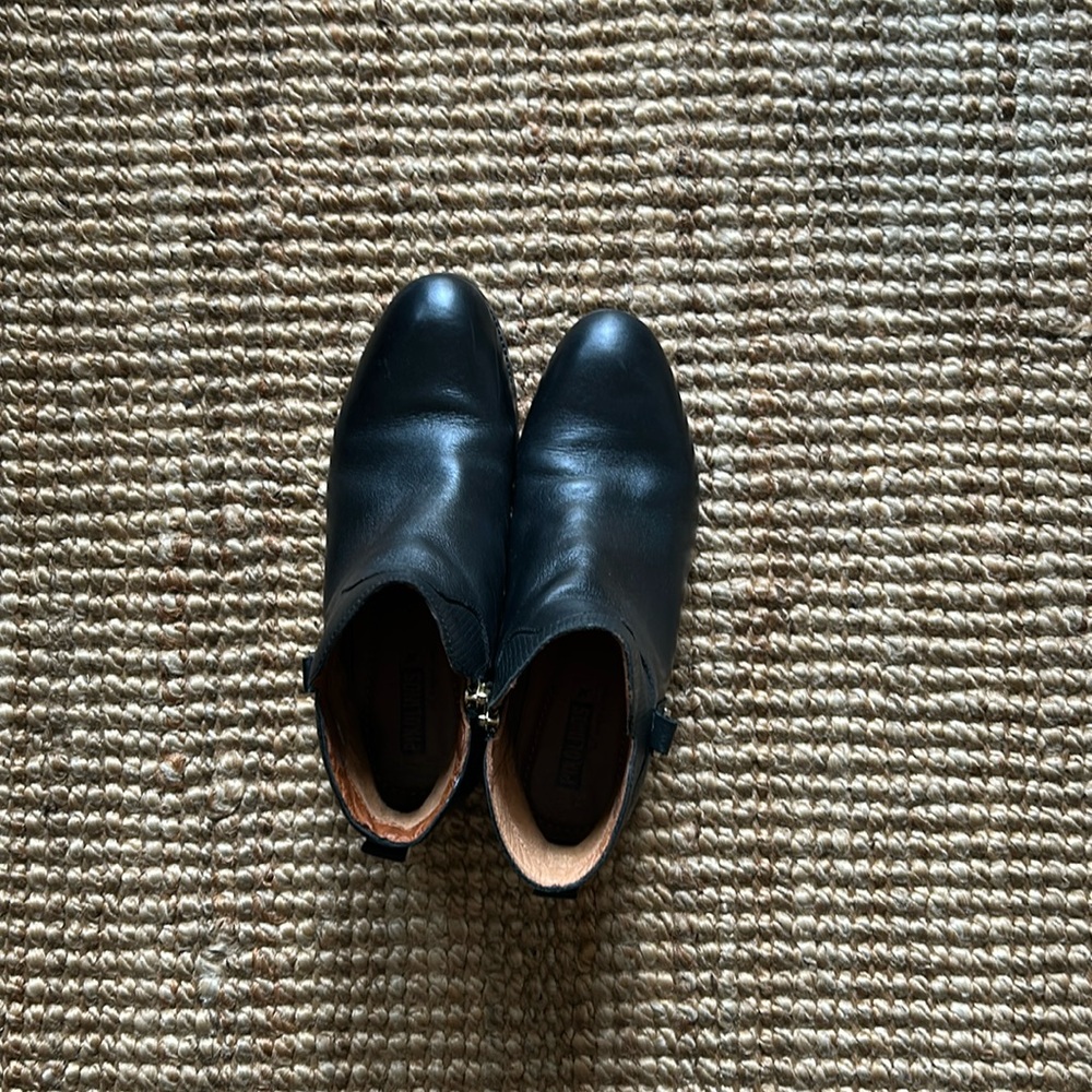 Black leather booties pikolinos